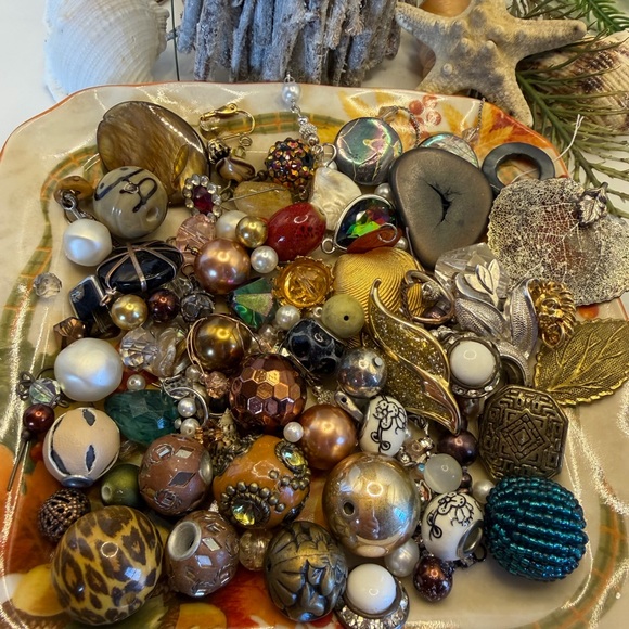 Assorted Bead Soup 🥣 Can You Find the Vintage Gold Lion 🦁 Earring? - Picture 11 of 14